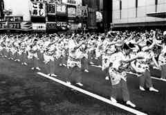 駅前の路上いっぱいに「梅后流江戸芸かっぽれ」